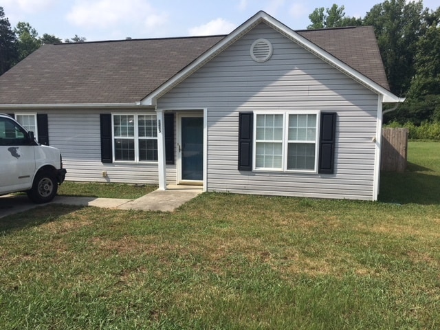 Building Photo - Three bedroom two bathroom house