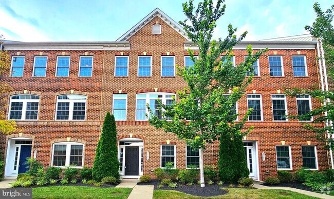 Building Photo - 3155 John Glenn St Rental