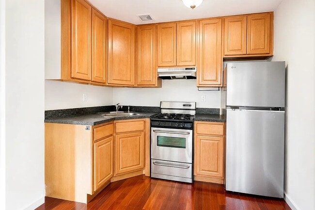 Photo - 122 Boerum St