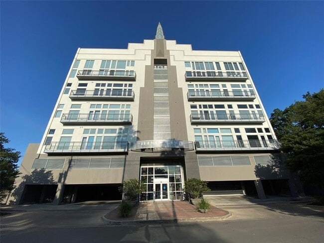 Building Photo - 3311 Yupon St Unit 407