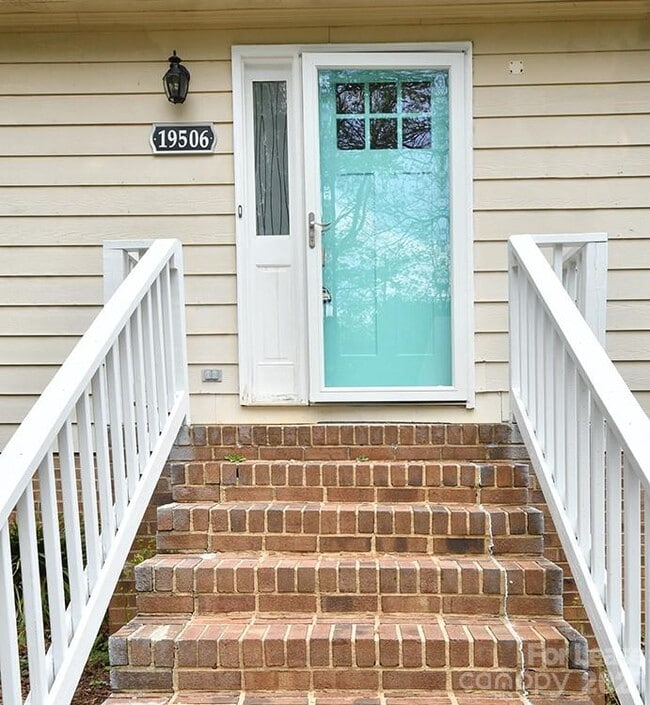 Photo - 19506 Heartland St