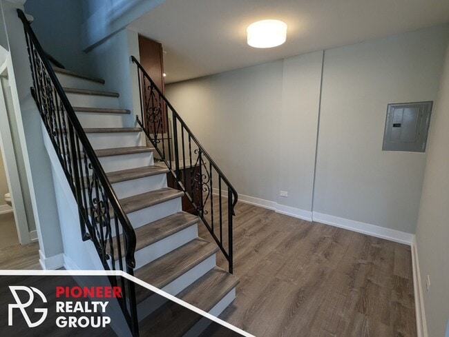 Building Photo - 454 W Barry Ave Unit 4 Rental