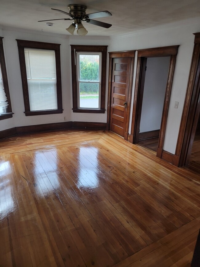 Photo - 110 S Burritt St Unit 1 floor