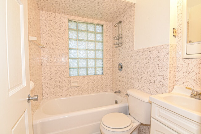 Building Photo - 170 N 69th St Unit Back House