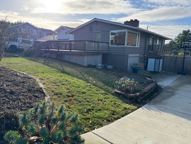 Photo - 3 Bed, 2 Bath, 2 Livingroom's with VIEW