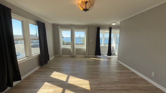 Photo - 627 W Marine Dr