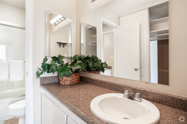 2BR, 2BA - 1016 SqFt