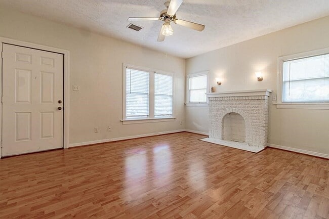 Photo - 837 Peddie St