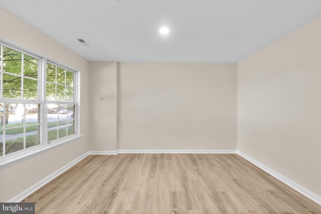 Photo - 111 Cavenrock Ct