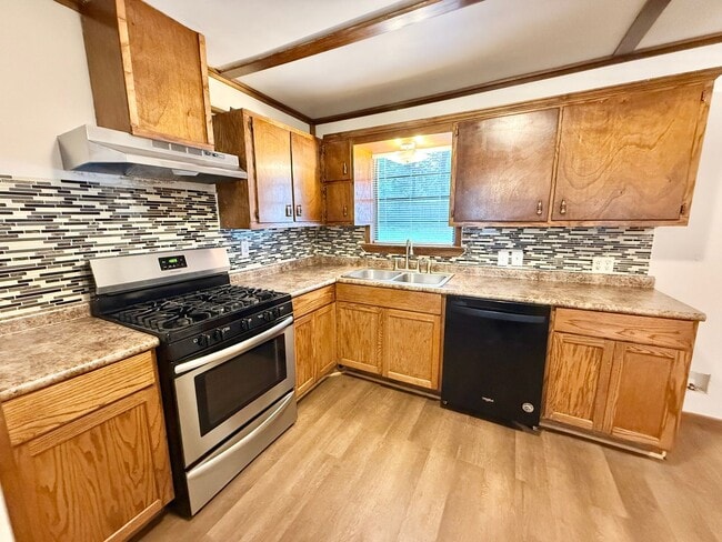 Photo - 4-bed, 3-bath, HUGE yard!