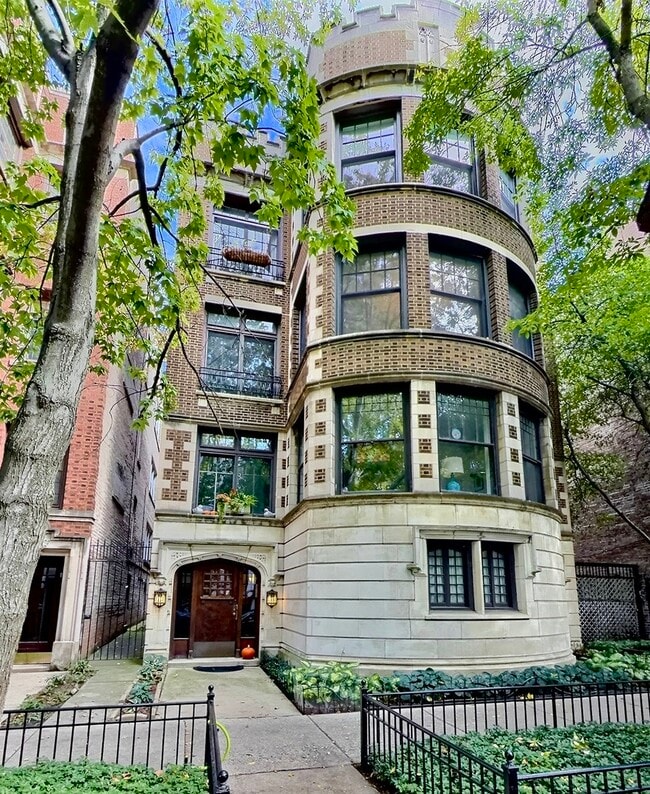 Building Photo - 2921 N Pine Grove Ave Unit 1