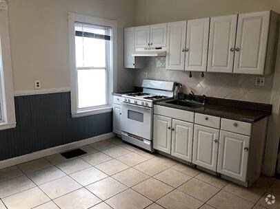 Building Photo - 28 Litchfield St Unit 1 Rental