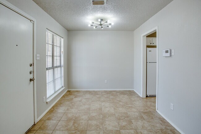 Photo - Spacious 2/2.5/2!
