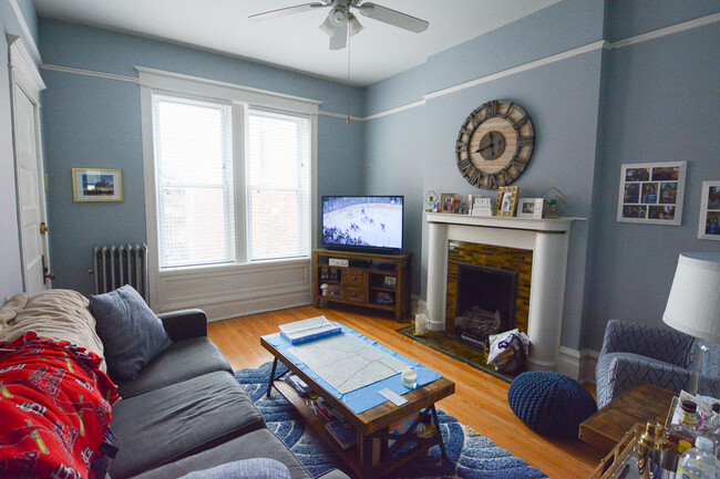 Living Room - 725 W Aldine Ave Unidad 3 Rental