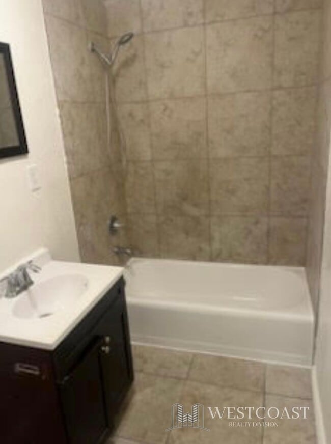 Photo - 1041 W Reeve St Unit 4