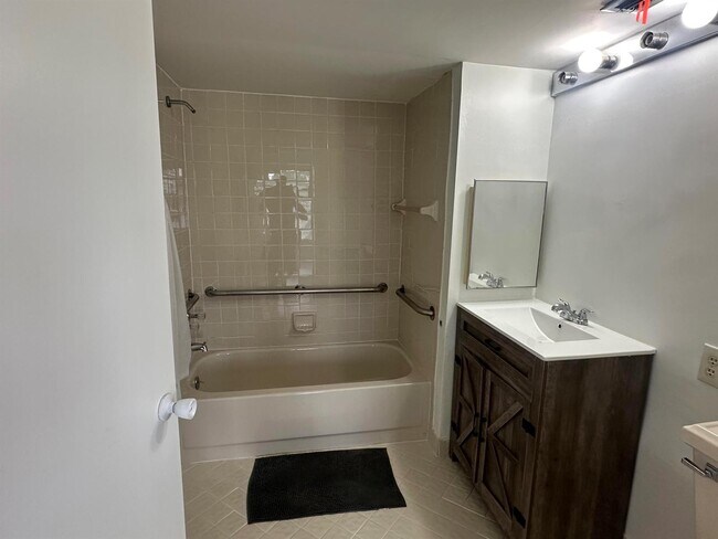 Photo - 208 Lake Pointe Dr Unidad 108