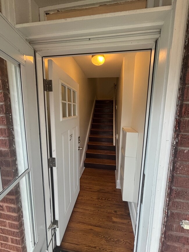 Building Photo - 5054 Winona Ave Unit 2F