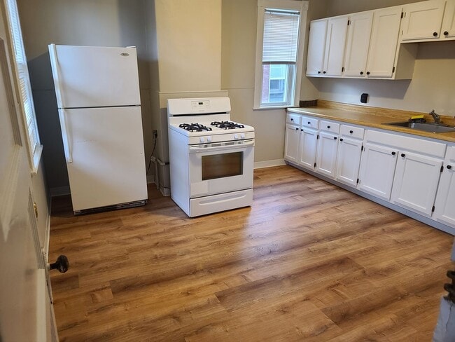Building Photo - Huge 4 bed unit in the heart of Oak Square!