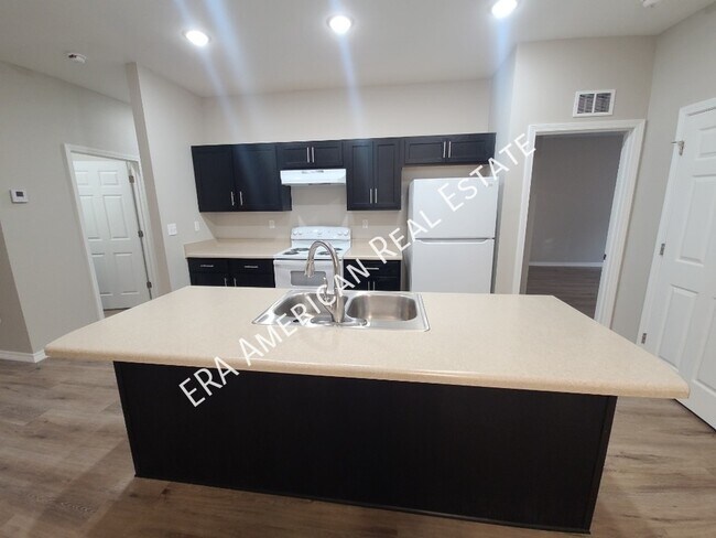 Photo - 711 Robinson Ave E