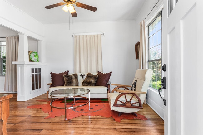 Photo - 2213 N Flores St