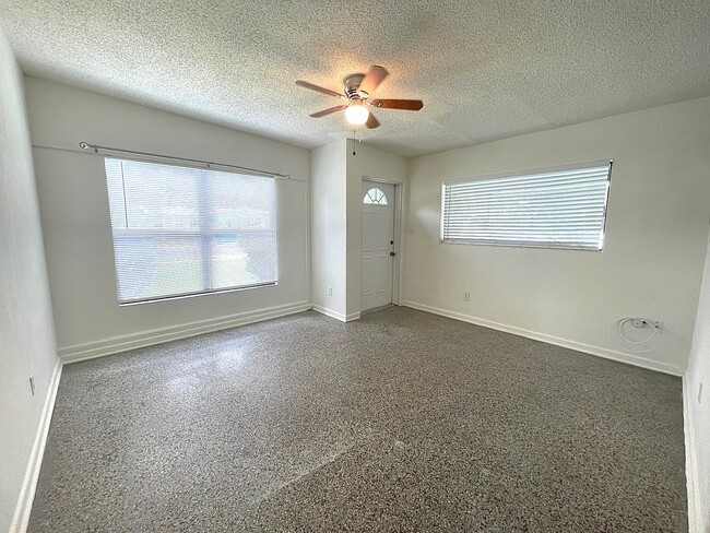 218 N Lakeland Ave