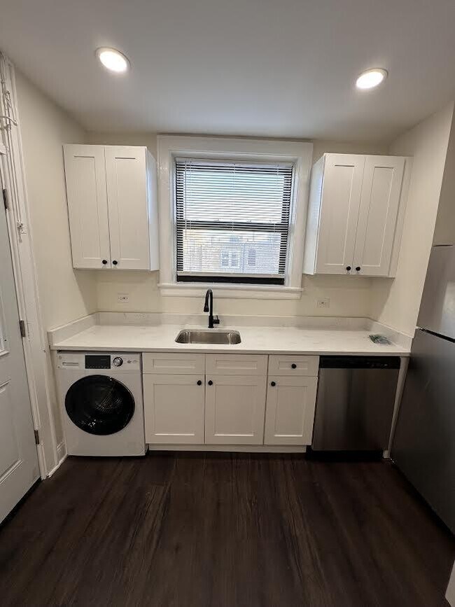 Photo - 3 bedroom in Chicago IL 60625