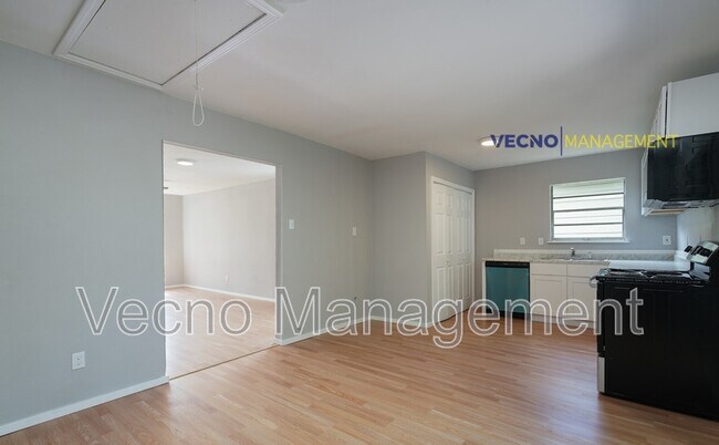 Photo - 435 W Bedford Ave