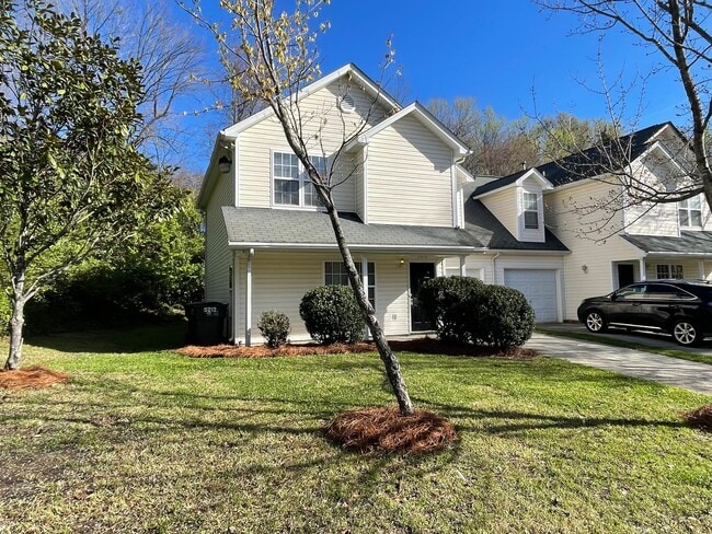 Building Photo - Spacious 4-bedroom, 2.5-bath home in Charlotte with convenient access to Uptown
