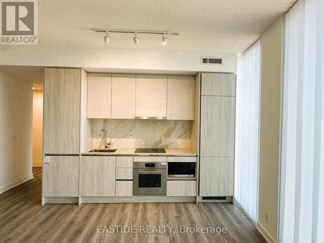 Photo - 180 Front St E Unit 1606