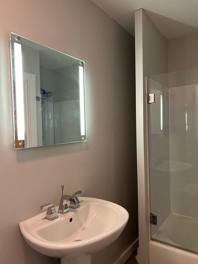 Full bath up - 720 Macon Aly