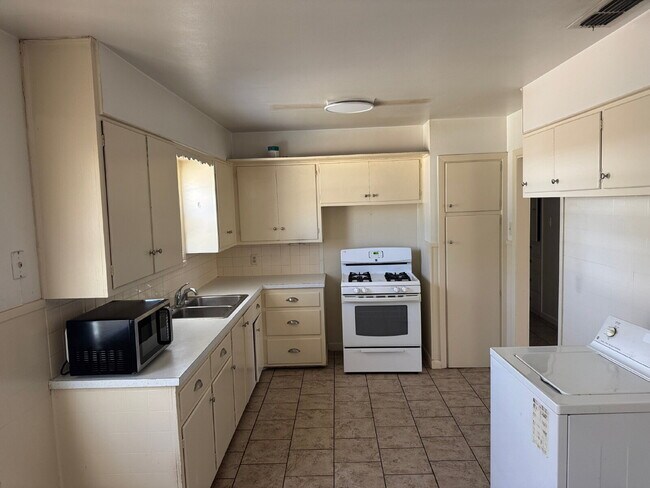 Photo - Cozy 2/1 Single-Family Home with Fresh Floors & 1-Car Garage
