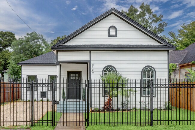 Photo - 2320 Chestnut St