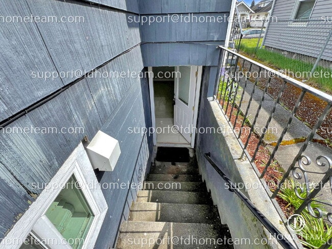 Photo - Modern and Spacious Duplex Rental in Tacoma's Desirable Location! Unidad B