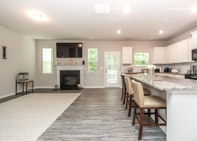 Photo - 317 Pinewood Dr