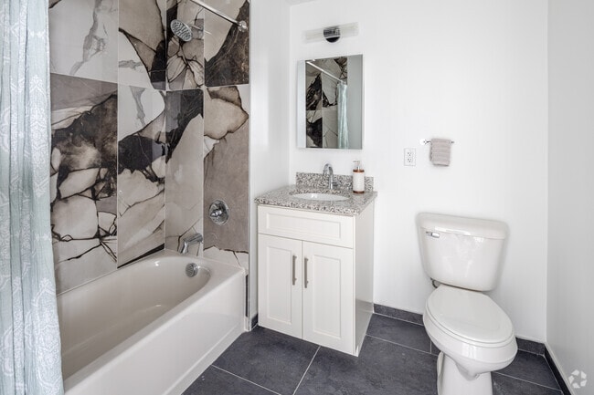 2BR, 2BA - 714SF - Bathroom