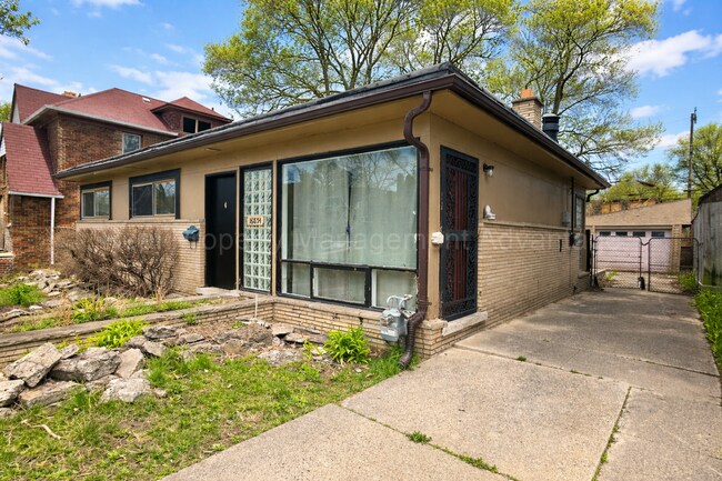 Photo - Beautiful Mid-Century 3 Bedroom Steps from Detroit Golf Club!