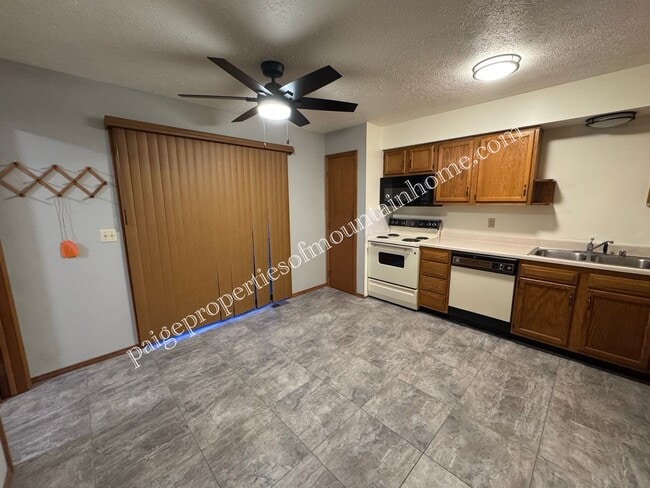 Photo - Spacious 1-Bedroom in Cotter Near Valley Airport – Unique Garage