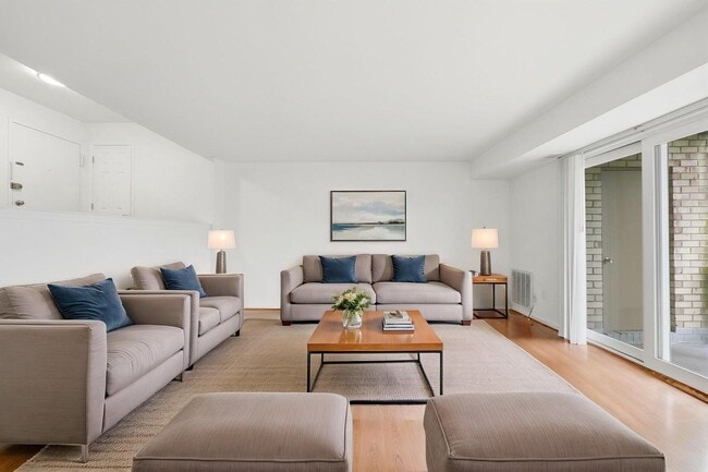 Building Photo - 5578 Burnside Dr Unit 5