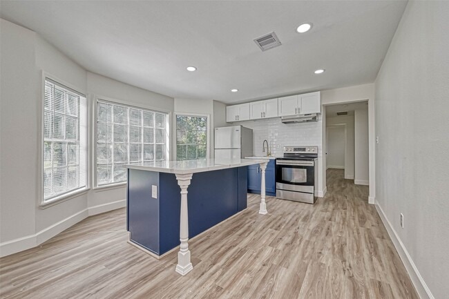 Photo - 5609 Denmark St