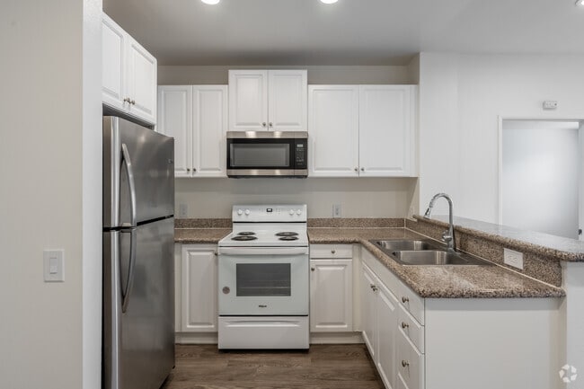 1BR, 1BA - 575SF - Kitchen - Harbor Grove Apartments