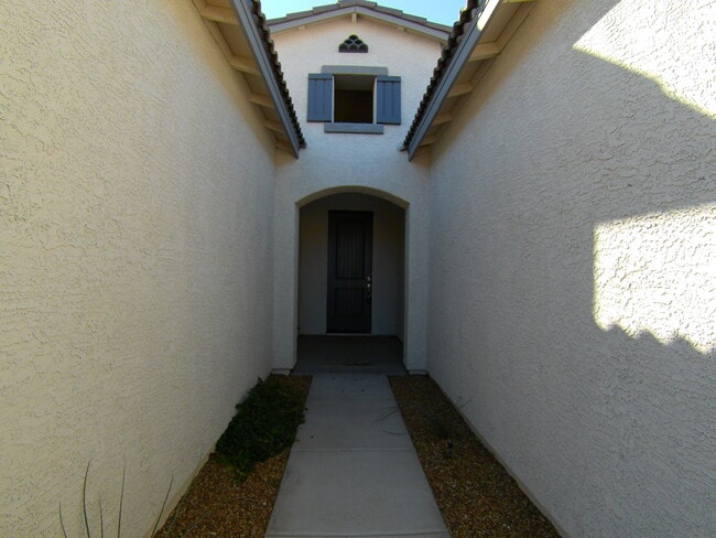 Entry way to front door - 506 McAlister Dr