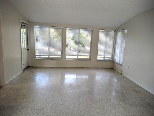 Photo - 2123 Tetlow Pl