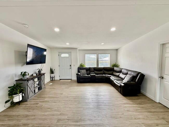 Photo - 64173 Thomas Ave