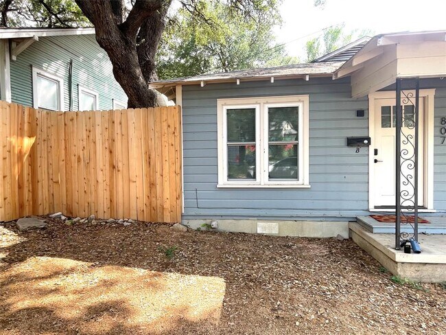 Photo - 807 E Riverside Dr