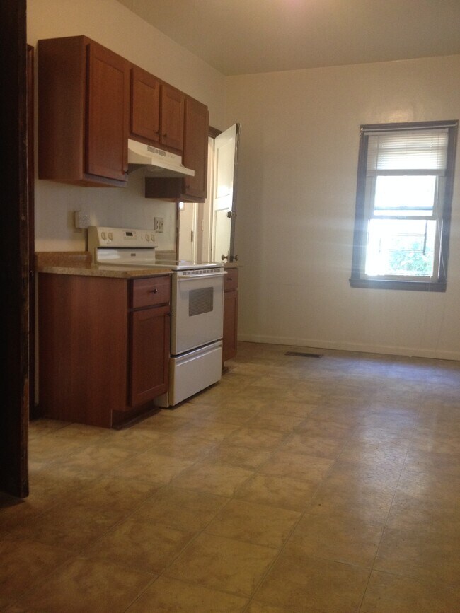 Photo - 2570 N Newhall St Unidad LOWER