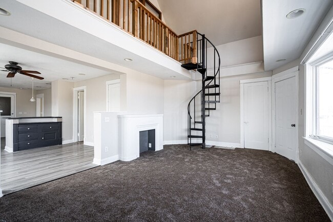 Building Photo - Beautiful 3 Bedroom + Den 2 Full Bath Uppe... Rental