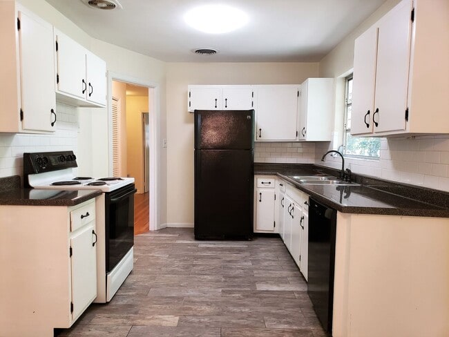 Photo - Charming 4 bedroom home for rent close to hospitals with wood floors. Available early August 2026...