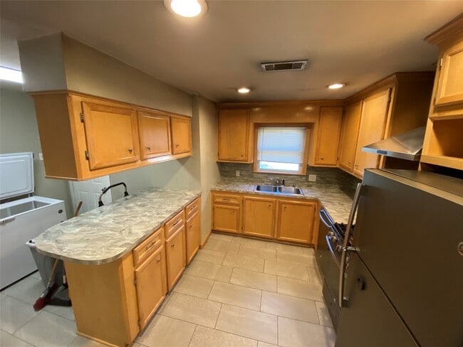 Building Photo - 1311 Elton St