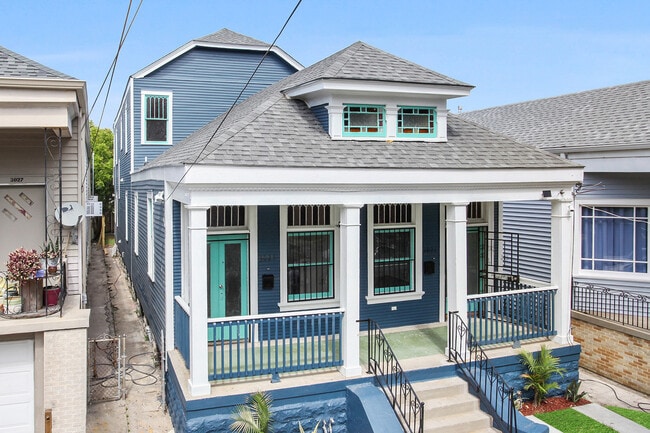 Building Photo - 3025 Banks- left