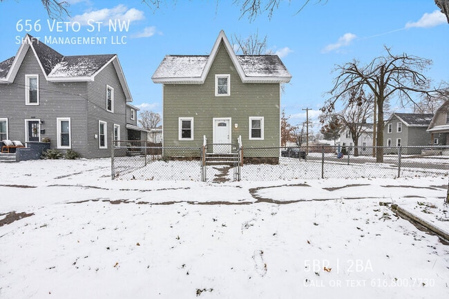 Photo - 656 Veto St NW